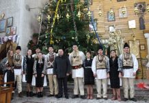 Cetaşii din comuna Voila au împodobit bradul din Catedrală