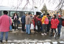 Făgărăşenii pe post de sardele în microbuzul AXI. La deconturi înainte, iar la confort înapoi