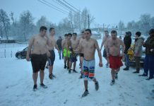 Jocul în rîul Ucea de Bobotează. Obicei unic în Ţara Făgăraşului.