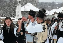 Botezul şi jocul de la Rucăr. De Bobotează sătenii se adună în ,,Gura părăului”