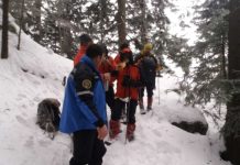 S-au rătăcit în Munţii Făgăraşului. După o noapte în ger şi epuizaţi au sunat după ajutoare
