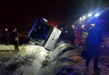 Autocar cu 29 de pasageri s-a răsturnat pe DN1, la ieşirea din Codlea spre Făgăraş. 8 victime, iar patru au ajuns la spital