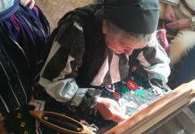 Războiul de ţesut şi şezătorile de la Rucăr. Viorica Marcu este singura femeie din sat care mai ţese la război