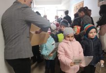 Ziua porţilor deschise la Liceul Teologic din Făgăraş. Şcolarii au oferit daruri viitorilor colegi