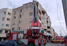 A căzut tencuiala pe o maşină. Blocul este administrat de societatea Admin Citatin din Făgăraş