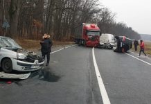 Carambol pe DN1 cu 8 maşini implicate. Patru pesoane rănite, una a fost transportată la spital