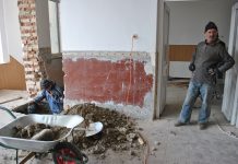 Şantier la căminul cultural din Hurez. Muncitorii sunt cazaţi chiar la locul de muncă