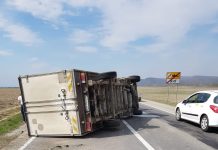 Un camion s-a răsturnat pe DN1. Tot mai multe solicitări pentru pompieri