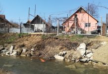 Gospodării din Râuşor salvate din calea râului Sebeş. Primăria Mândra a deschis şantierul pentru mutarea cursului apei