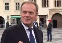 Donald Tusk, la plimbare în Sibiu. Dialog cu un grup de tineri români