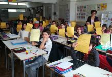 Sfârşit de an şcolar cu coroniţe în şcolile italiene. Prof. Angela Nicoară şi-a premiat elevii de la cursul LCCR