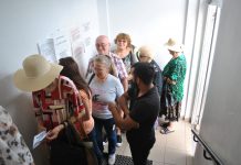 Plata taxei de salubritate ne aminteşte de comunism. S-au format cozi la casieria Primăriei Făgăraş până în stradă