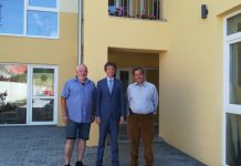 Oaspeţii fundaţiei unanitare Diakonia Făgăraş. Consulul Germaniei la Sibiu, Hans Erich Tischler, a adus ajutoare pentru Centrul de zi ,,Betleem”