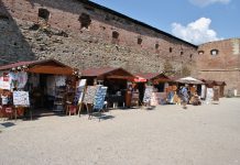 Vandalism pe platoul Cetăţii Făgăraşului. ,,Pe autorităţile locale nu le interesează zona” spun comercianţii