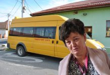 Elevii navetişti din Şona, la mâna directoarei şcolii din Mândra. Microbuzul şcolar pleacă gol din Şona, iar elevii merg pe jos până la Făgăraş