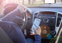 Telefonul la volan te lasă fără permis. Noua prevedere din Codul rutier se aplică din 12 octombrie