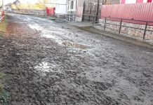 Drăguşul, ,,cel mai frumos sat din România”, cu uliţe neasfaltate şi cu noroi. De 7 ani primarii promit că asfaltează