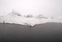 Ninge la Bâlea Lac, iar pe creste vântul bate cu 80 km/oră