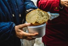 Mâncare pentru bătrânii neputincioşi şi bolnavi din Victoria 1040vbatrani