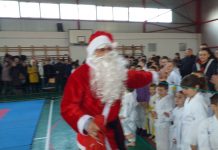 140 de sportivi din Ţara Făgăraşului participă la Cupa ,,Tinereţe Speranţe”. Karatiştii au fost întâmpinaţi de Moş Crăciun. FOTO