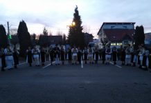 Colindători la Primăria Victoria. Cetele de feciori de la liceele din oraş au adus tradiţiile în actualitate. Foto şi VIDEO