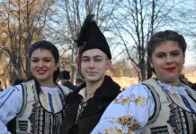 Foto şi Video. Tradiţiile din Ţara Făgăraşului unite într-un festival. Colinde, joc şi voie bună în centrul Făgăraşului