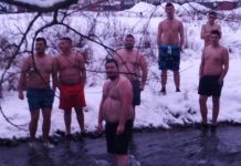 Boboteaza la Ucea de Sus. Feciorii din ceată s-au scăldat în apa rece a râului Ucea