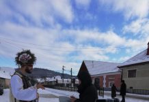 ,,Obiceiuri unice în Europa care se mai păstrează”. Un japonez cercetează activitatea Cetei de feciori din Rucăr monitorfg