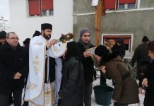 Boboteaza la Rucăr. Jocul din ,,Gura părăului”. Foto