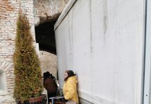 Intrarea în Cetate blocată de o maşină de marfă. La ora 12.00 se aproviziona Crama pentru cheful angajaţilor din Primăria Făgăraş