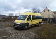 Elevii de la Voila au microbuz pentru navetă. Primăria a reparat una dintre cele două maşini defecte