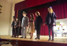 Micii artişti de la ,,Thalia” au pus în scenă schiţele lui Muşatescu