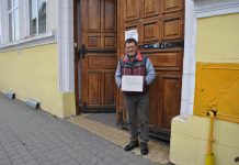 Un făgărăşean de 62 de ani face greva foamei în faţa Primăriei Făgăraş. Ce acuză bărbatul monitorfg