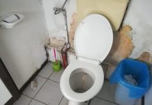 Foto. Dezinteres pentru măsurile ,,anticoronavirus”, la Făgăraş. Toaletele publice fără dezinfectant şi cu miros de urină