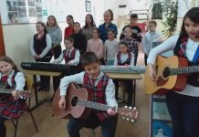 Foto şi Video. 8 Martie la Şcoala din Ucea de Jos. Copiii de la Sirinx au oferit un dar muzical profesoarelor