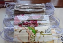 O croitoreasă din Ucea de Sus confecţionează măşti de protecţie