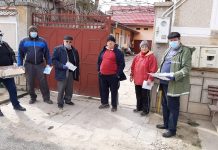 FOTO. Primarul din Mândra şi angajaţi ai primăriei au împărţit din poartă în poartă materiale de protecţie în Şona şi Râuşor. Urmează celelalte sate din comună