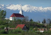 Tradiţiile se păstrează în Ţara Făgăraşului. Primarul din Mândra a oferit sătenilor paştile şi lumânarea de Înviere