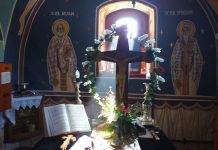 Foto din bisericile din Ţara Făgăraşului. În bisericile goale, preoţii oficiază Denia celor 12 Evanghelii, în Joia Mare.