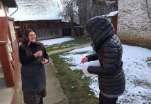 Foto. Voluntarii din satul Grid merg din poartă-n poartă şi ajută vârstnicii. Povestea grupului de tineri voluntari
