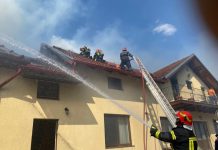 Foto. Incendiu la Mândra. Casa unei familii venită din Italia cuprinsă de flăcări