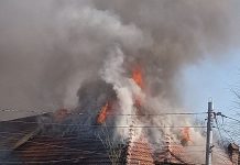 Foto. În incendiul de la Mândra, un bărbat a suferit arsuri la membre şi a fost transportat la Spital. Au ars garajul, o maşină şi acoperişul casei