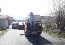 Foto şi VIDEO. Ultimele 2 persoane din comuna Lisa ies din carantină. Primăria Lisa spală străzile din comună cu clor a treia oară