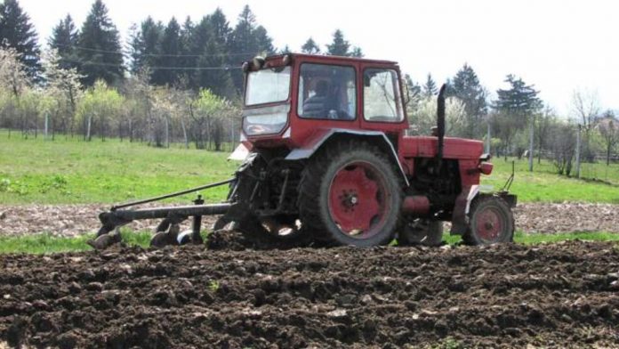 Tractor-la-arat-1280x720