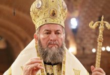 Video. ,,Hristos a Înviat!” din curte sau din balcoane şi cu o lumânare aprinsă. Este sfatul preoţilor pentru noaptea de Înviere