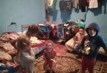 Foto. Şi-a părăsit cei cinci copii pentru un bărbat cunoscut pe facebook