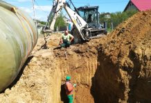 Foto şi Video. Noul parc din Victoria prinde contur. Au fost plantaţi 20 de pini şi se amenajează fântâna arteziană. Investiţie de 3,5 milioane de lei