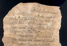 Mesajul lăsat urmaşilor de foştii deţinuţi politici care au lucrat pe şantierul Cazinoului din Constanţa. Mesajul a fost scris pe un petic de hârtie rupt dintr-un sac de ciment