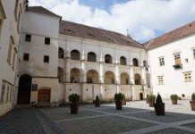 Prefectul Braşovului a stabilit: CL Făgăraş fără public în curtea Cetăţii. Aplaudacii primarului nu mai pot participa la şedinţa legislativului