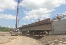 Podul de la Hălmeag va fi dat în folosinţă în două luni